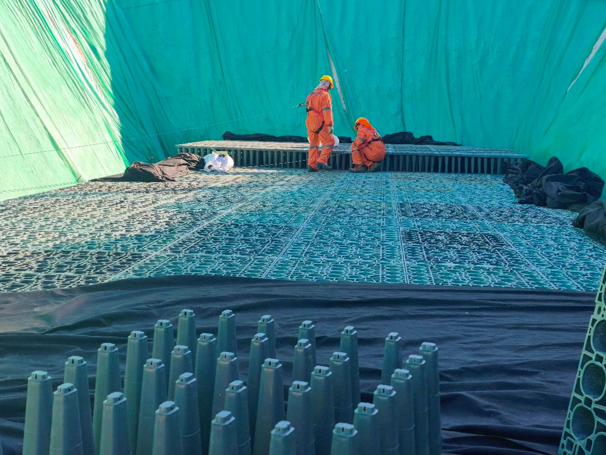 Montaje de módulos sobre geomembrana